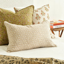 Load image into Gallery viewer, Hanami Shell Cushion